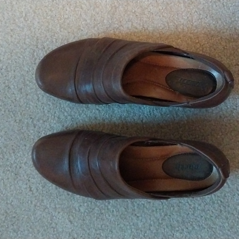 EARTH BRAND Brown Heel